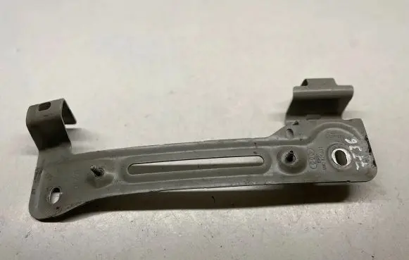 Audi Q7 4M Fender mounting bracket 4M0821431