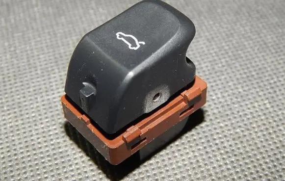Tailgate opening switch