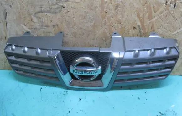 Nissan Qashqai Front bumper upper radiator grill 62310JD000
