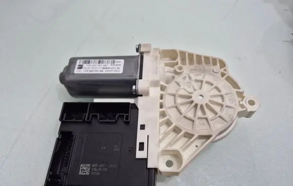 Seat Leon (1P) Front door window regulator motor 1P0837401AB