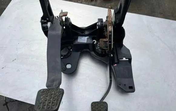 Opel Astra J Pedal assembly 13252175