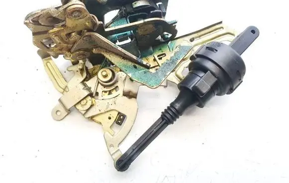 Mercedes-Benz C W202 Rear door lock 2027300635