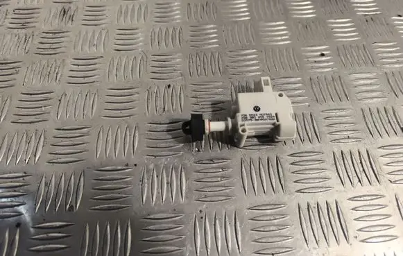 Audi A6 S6 C6 4F Fuel tank cap lock motor 3B0959782A