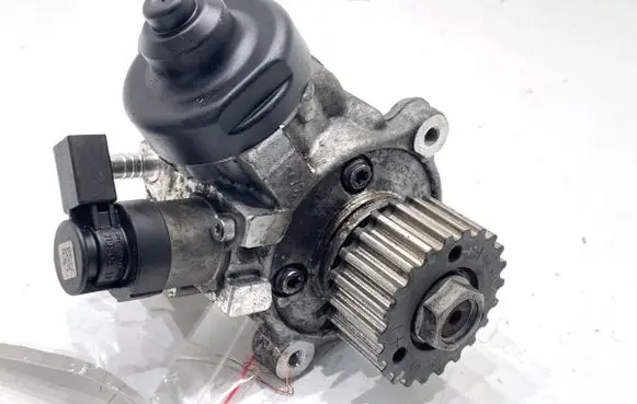 Volkswagen Golf VII Fuel injection high pressure pump 04L130755D