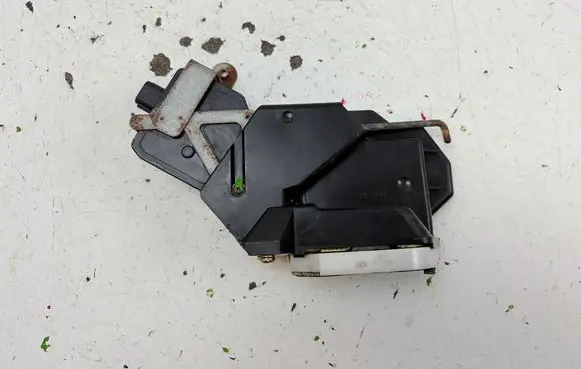 Mitsubishi Pajero Rear door lock 1015280110