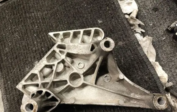 Engine mounting bracket