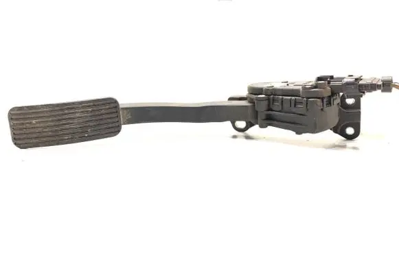 Accelerator throttle pedal