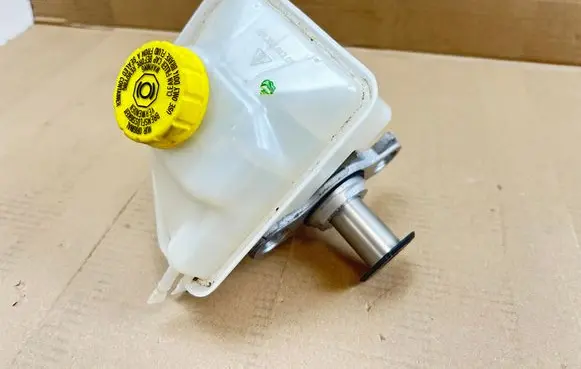 Brake fluid reservoir