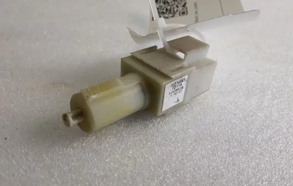 Hummer H3 Brake pedal sensor switch 15914909