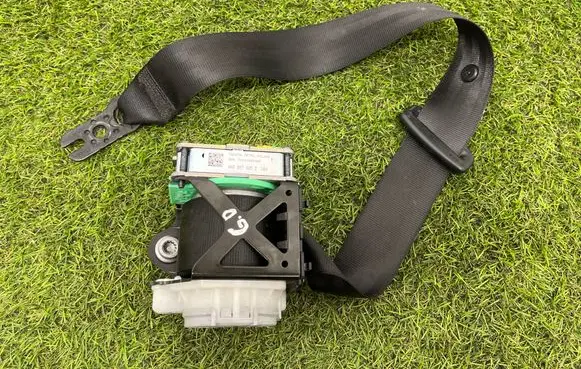 Rear seatbelt