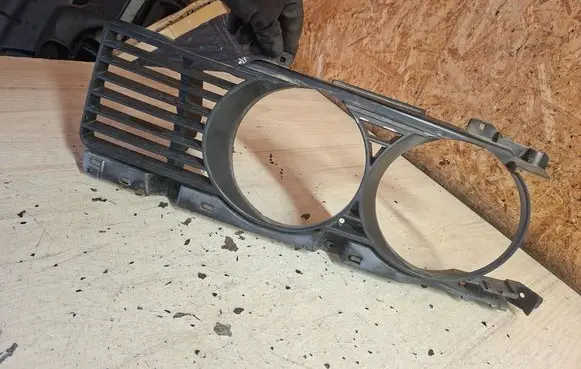 BMW 5 E34 Under headlight/headlamp trim 843174