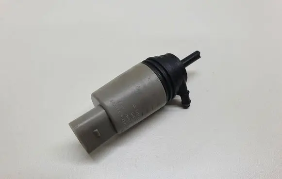 BMW 5 E60 E61 Windscreen/windshield washer pump 6934159 67126934159