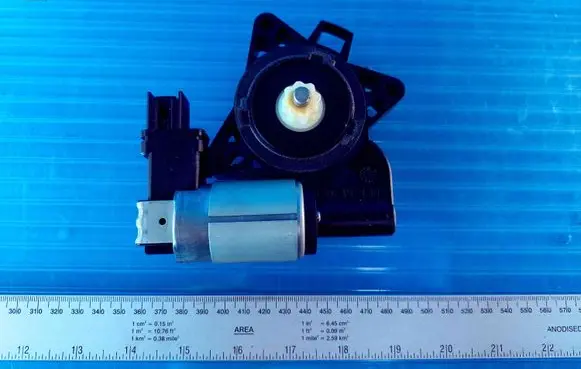 Mazda 3 I Front door window regulator motor GJ6A5958X