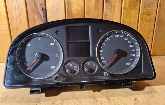 Volkswagen Touran I Speedometer (instrument cluster) 1T0920861A VWZ7Z0E1983718 V0020000