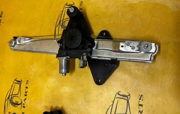 Dacia Sandero III Front door window regulator with motor 