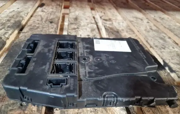 Renault Megane II Fuse module 8200305575
