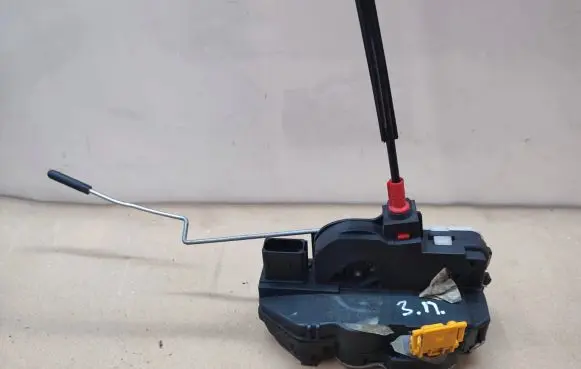 Opel Zafira C Rear door lock