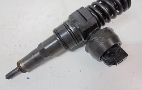 Volkswagen PASSAT B5 Fuel injector 038130073BA