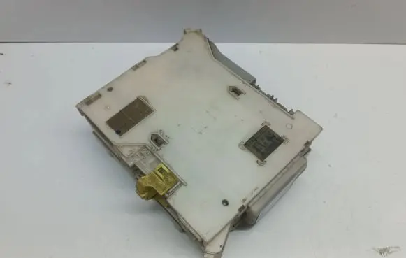 Lexus IS 220D-250-350 Fuse module 8267253060