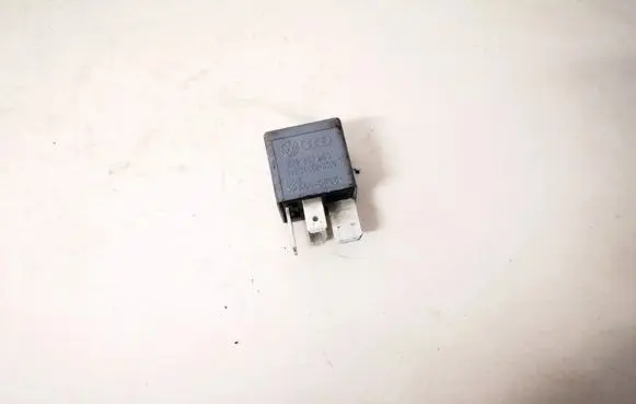 Volkswagen PASSAT B5 Other relay 8d0951253 v23134-j52-x300