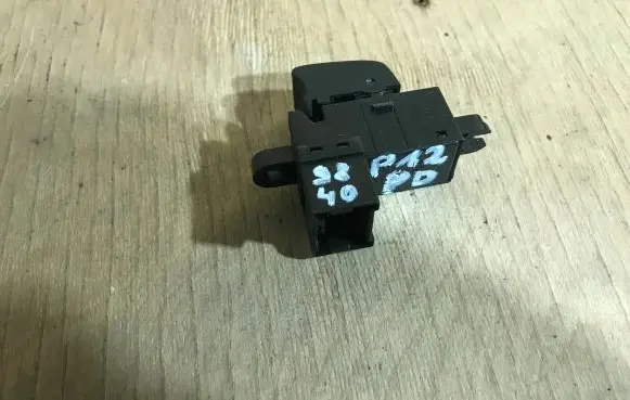 Nissan Primera Electric window control switch 25411AV600