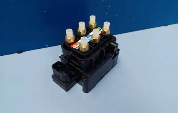 Volkswagen Touareg I Air suspension valve block 7L0698014 4L0698007A 4L0698007B