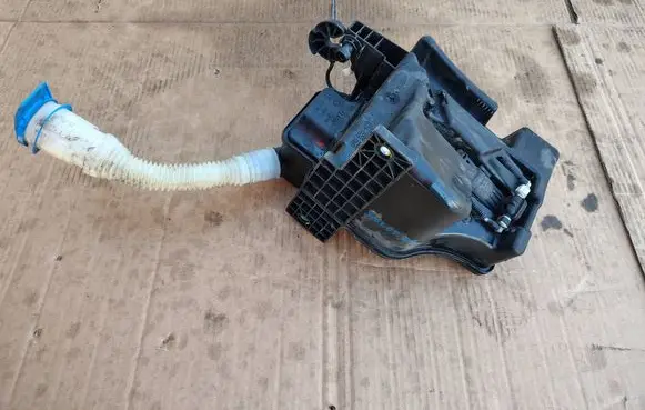 Windshield washer fluid reservoir/tank