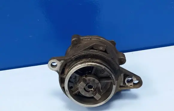 BMW 5 E39 Vacuum pump 96110885