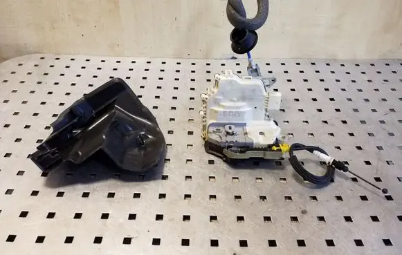 Audi A8 S8 D4 4H Rear door lock 8K0839016C