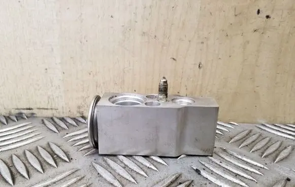 Volvo XC90 Air conditioning (A/C) expansion valve 