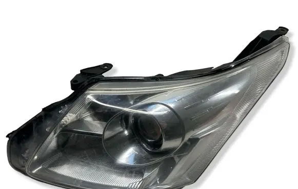 Toyota Avensis T270 Headlight/headlamp 21211P2L