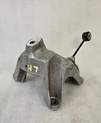 Engine mounting bracket