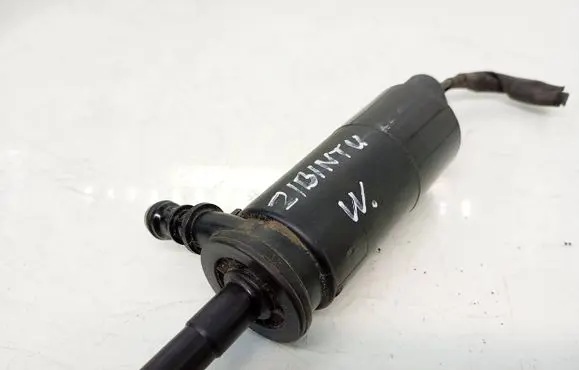 BMW 5 E60 E61 Headlight washer pump 6973097 67.12-6973097-02 57786310