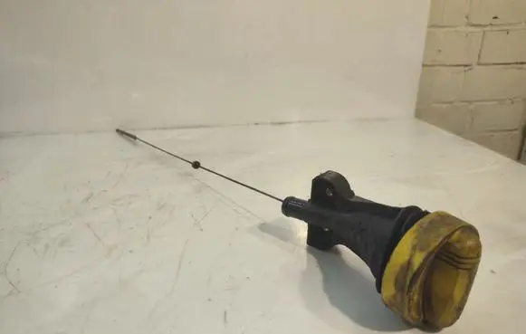 Nissan Qashqai+2 Oil level dip stick 