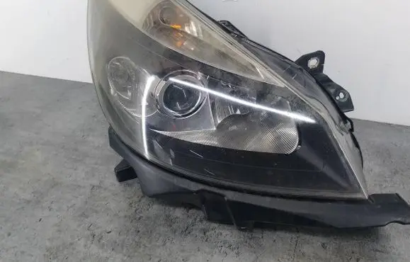 Renault Clio III Headlight/headlamp 8200261612