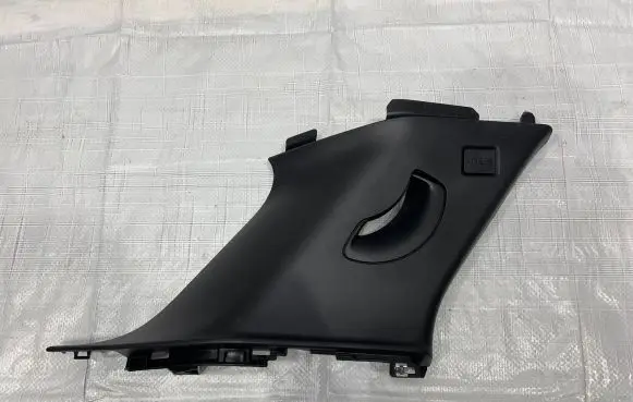 Land Rover Discovery 5 (D) pillar trim (bottom) 