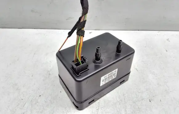 Mercedes-Benz S W221 Central locking vacuum pump 2218000248 A3510010010