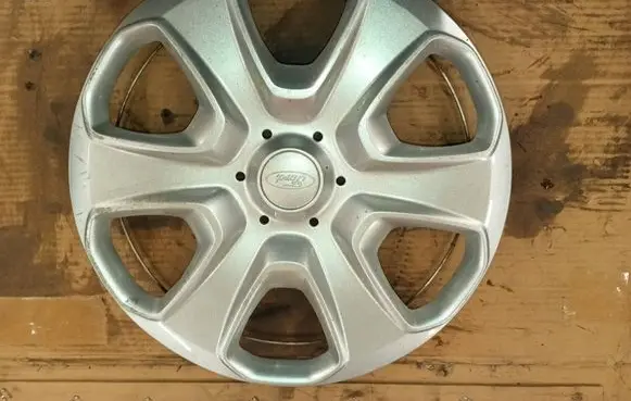 Ford Fiesta R15 wheel hub/cap/trim 8v211130ha