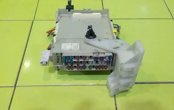 Toyota Prius (XW30) Fuse box set 8273047440A BEZPIECZNIKOW