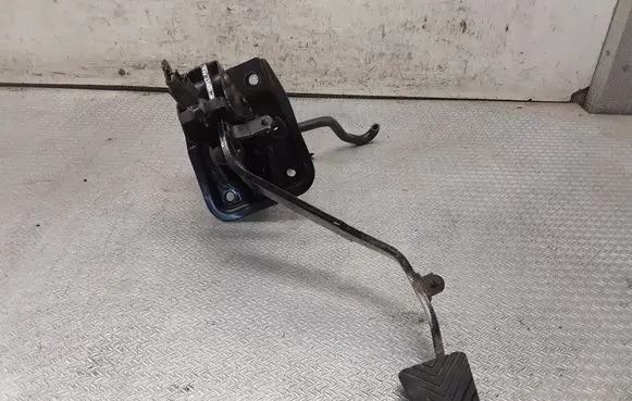 Mitsubishi Lancer VIII Clutch pedal 