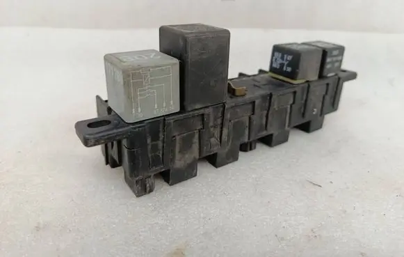 Volkswagen PASSAT B5.5 Relay mounting block 4A0941822 896046