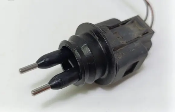 Volkswagen PASSAT B5.5 Windshield washer fluid level sensor 1J0973202
