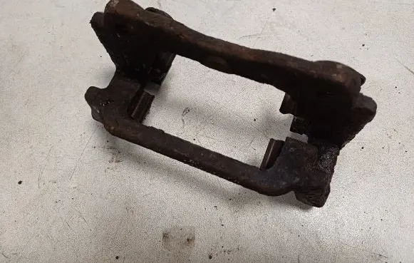 Toyota Corolla Verso AR10 Brake caliper pad carrier rear 