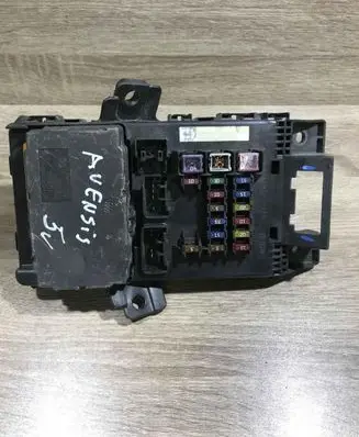 Toyota Avensis T220 Fuse module 8273005010 8264105011