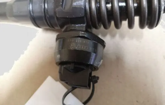 Volkswagen Polo Fuel injector 045130073T