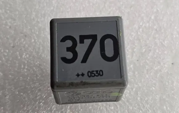 Audi A4 S4 B5 8D Other relay 8D0951253 PA66GF25 V23134J52X300