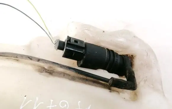 Volkswagen PASSAT B5 Windscreen/windshield washer pump