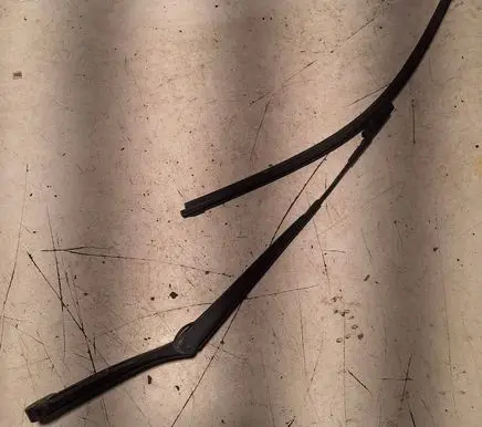 Front wiper blade arm