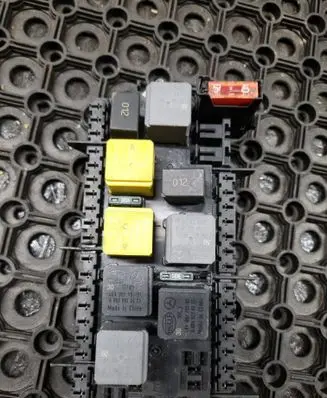 Mercedes-Benz GLE (W166 - C292) Fuse module A1669068201 13954049 YAP3586112