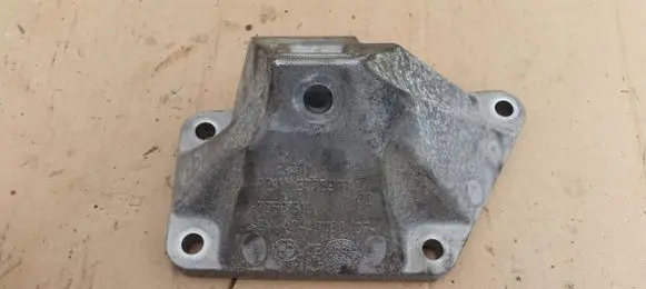 BMW 5 E39 Engine mount bracket 6775903